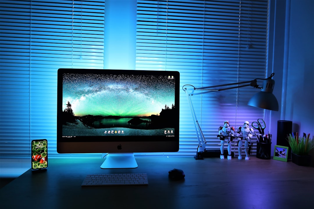 Setup de gaming con iluminación